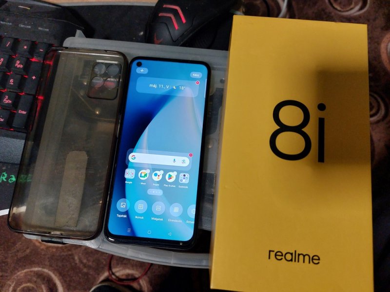 Realme 8i 128GB 4GB +4 GB RAM Dual Mobiltelefon független Magyarországi vásárlás tokban tartva fóliázva adatkábellel. Gyári dobozával nagyon meg kimélt szép állapotban személyes kipróbálás után eladó.Csere nem érdekel. 2022 Januári garancia nincs.  Kialakítás	Érintőképernyős SIM kártya típusa	nano-SIM Műszaki jellemzők Processzor típusa	 SoC/CPU: MediaTek Helio G96 GPU: Mali-G57 MC2 Processzormagok száma	8 magos Processzor sebessége	2.05 GHz RAM 	4 GB Belső memória mérete	128 GB Memória bővíthet