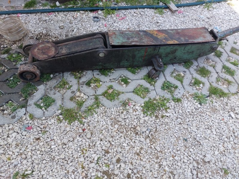 Emelő 10 t vastag 1 cm váz 130 cm hossz a kar legmagasabb pontja 55 cm. Olajpumpa jó de a munka henger végéről szerintem hiányzik  egy biztositó gyűrű mert fel töltöttem olajjal de levágta a szár felőli részt fotóztam. Nehéz mint a dög csak személyes átvétel van.