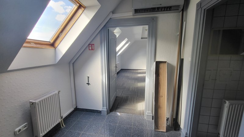 Irodaházban  2.  emeleti  45  nm-es  iroda  kiadó, újszerű irodaházban