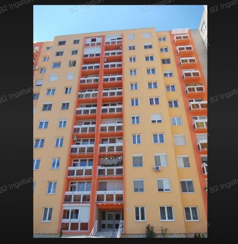 Eladó világos,1,5 szobás panel lakás a 10. emeleten, remek kilátással – Duna Pláza közelében