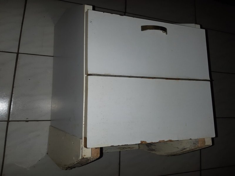 Fürdőszoba szennyestartó szekrény 30x68cm magas