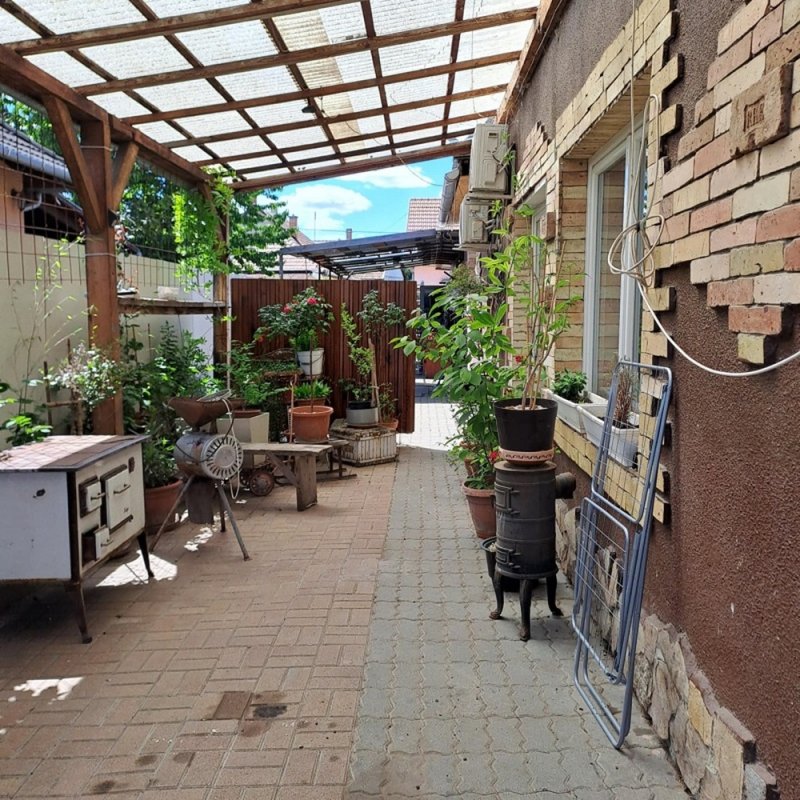 Albertirsán 5 szoba + nappalis társasházi lakás saját, 230 m2 udvarrésszel, külön bejárattal