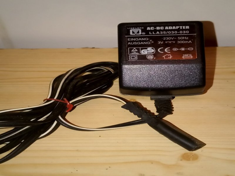 LLa35/030-030 DC adapter 3V 300mA működő
