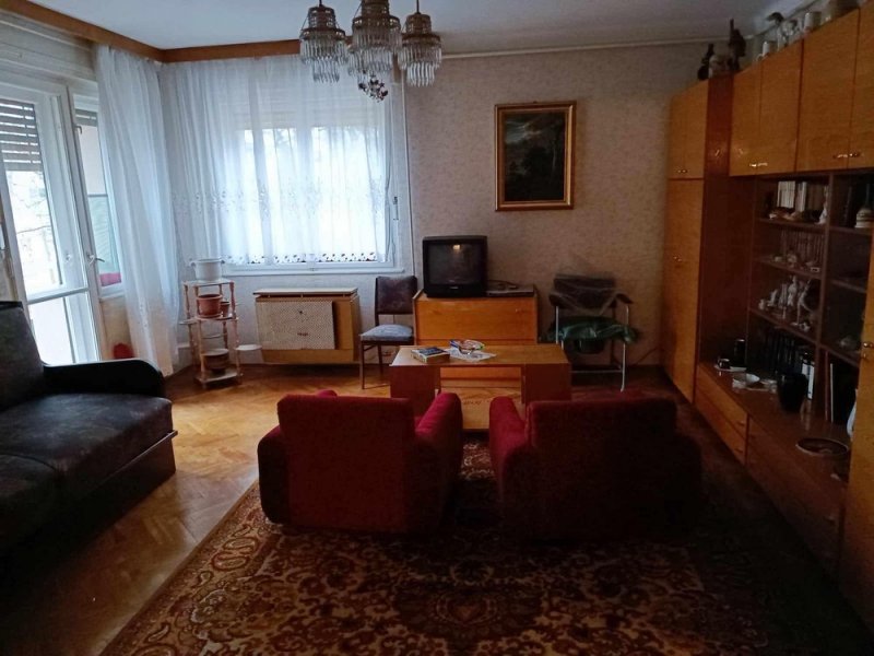 Nagyerdei övezetben szigetelt társasházban 3 szobás lakás eladó!