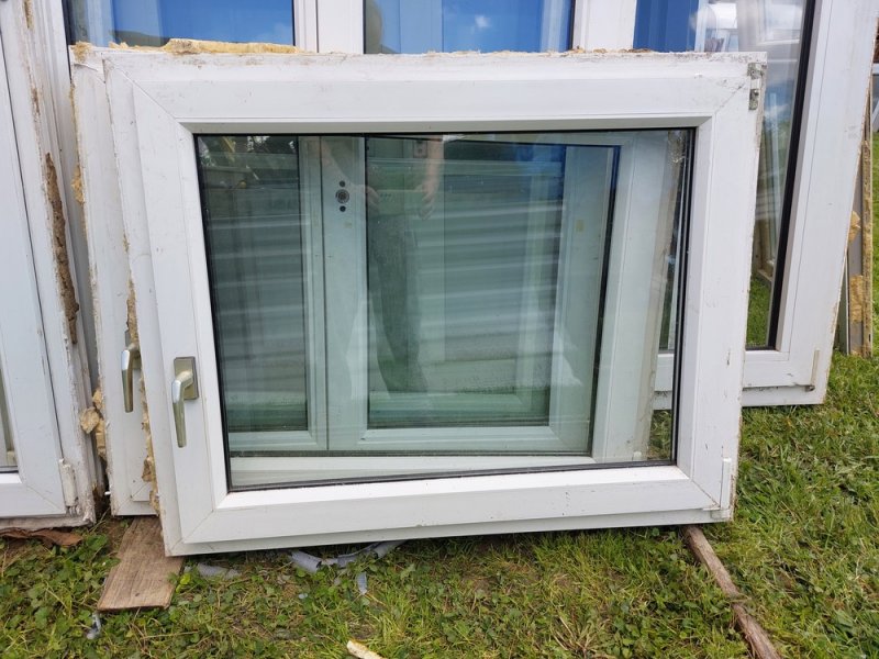 4 db műanyag  bukó-nylló 2 réteg hőszigetelt üveg sz;100  m;80 cm  kép szerinti  állapot  egyben történő vételnél ár;30 ezer ft/db  esetleg csere is.