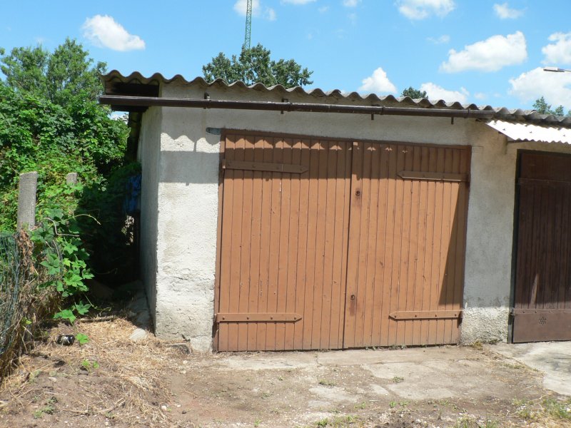 Tatabánya Dózsakertben garázs eladó