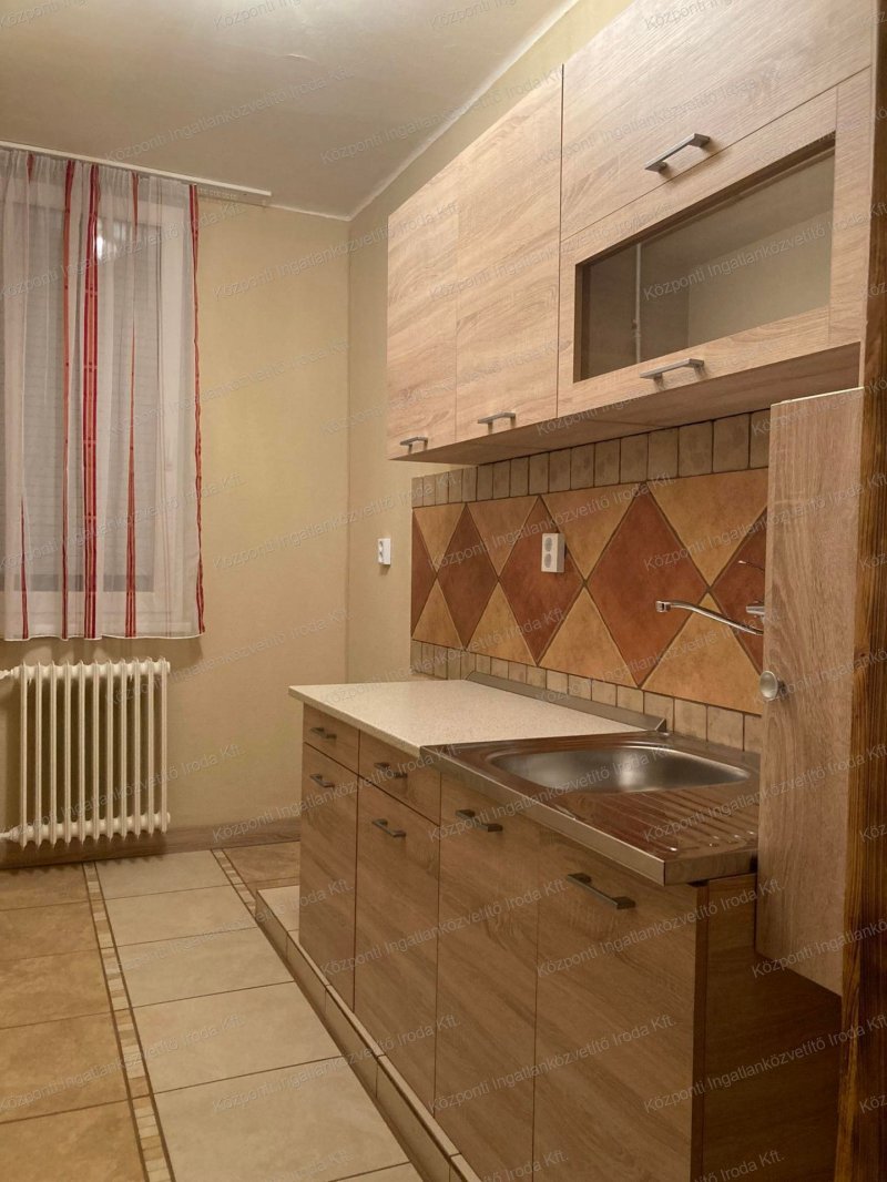 Tatabányán, a Mártírok útján, felújított, 4.emeleti, 43 m2-es lakás eladó