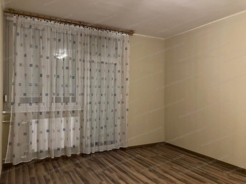 Tatabányán, a Mártírok útján, felújított, 4.emeleti, 43 m2-es lakás eladó
