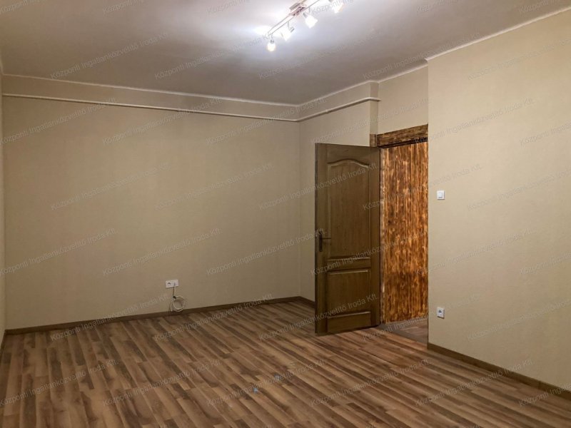 Tatabányán, a Mártírok útján, felújított, 4.emeleti, 43 m2-es lakás eladó