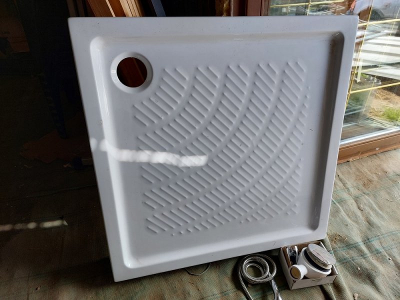 Zuhanytálca  90x90  cm össze folyóval +zuhanycső+fej használva nem volt középen kitámasztó.