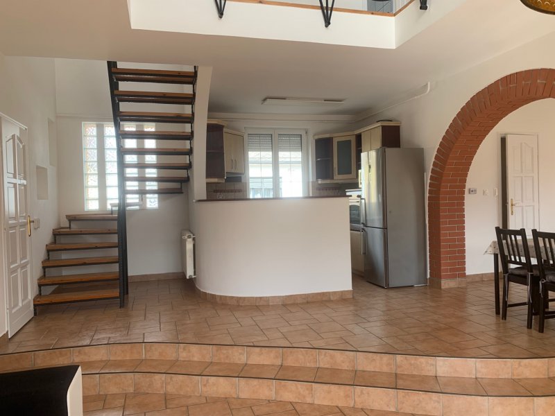 Egerben a Maklári Hóstyán napfényes, kiváló állapotú 2 teraszos 128m2-es családi ház, garázzsal kiadó!