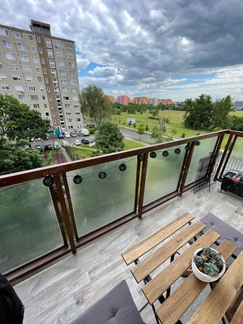 Stílusos enteriőr, lenyűgöző panoráma – felújított másfél szobás lakás eladó!