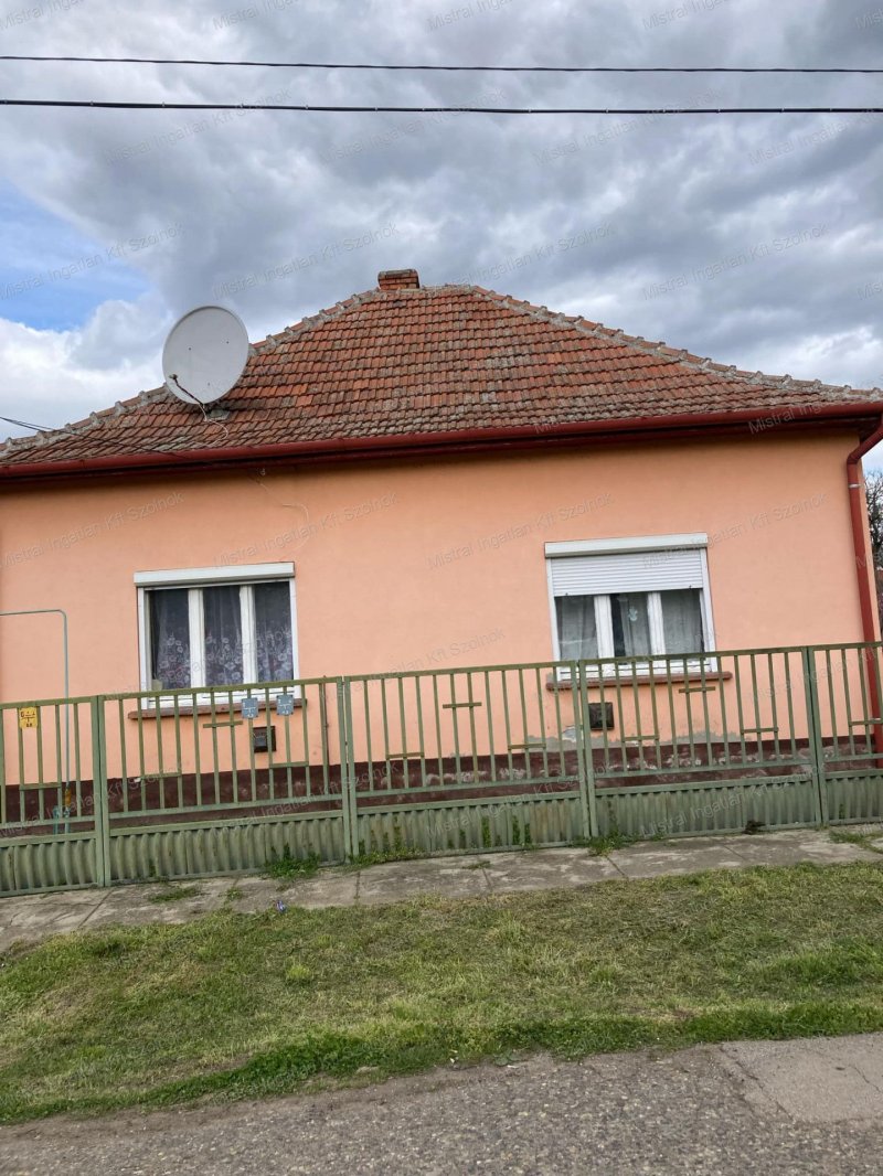 Eladó Kőtelken egy két szobás családi ház