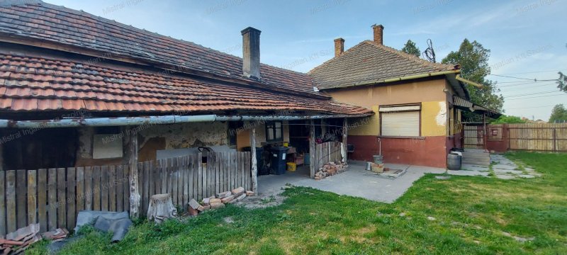 Törökszentmiklóson  80 nm-es, felújításra váró családi ház eladó!