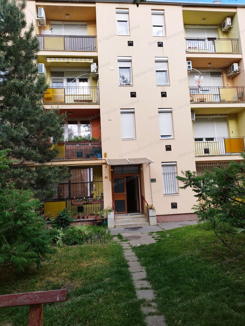 Szandaszőlősön , 70 m2 -es , igényes lakás , garázzsal együtt eladó !