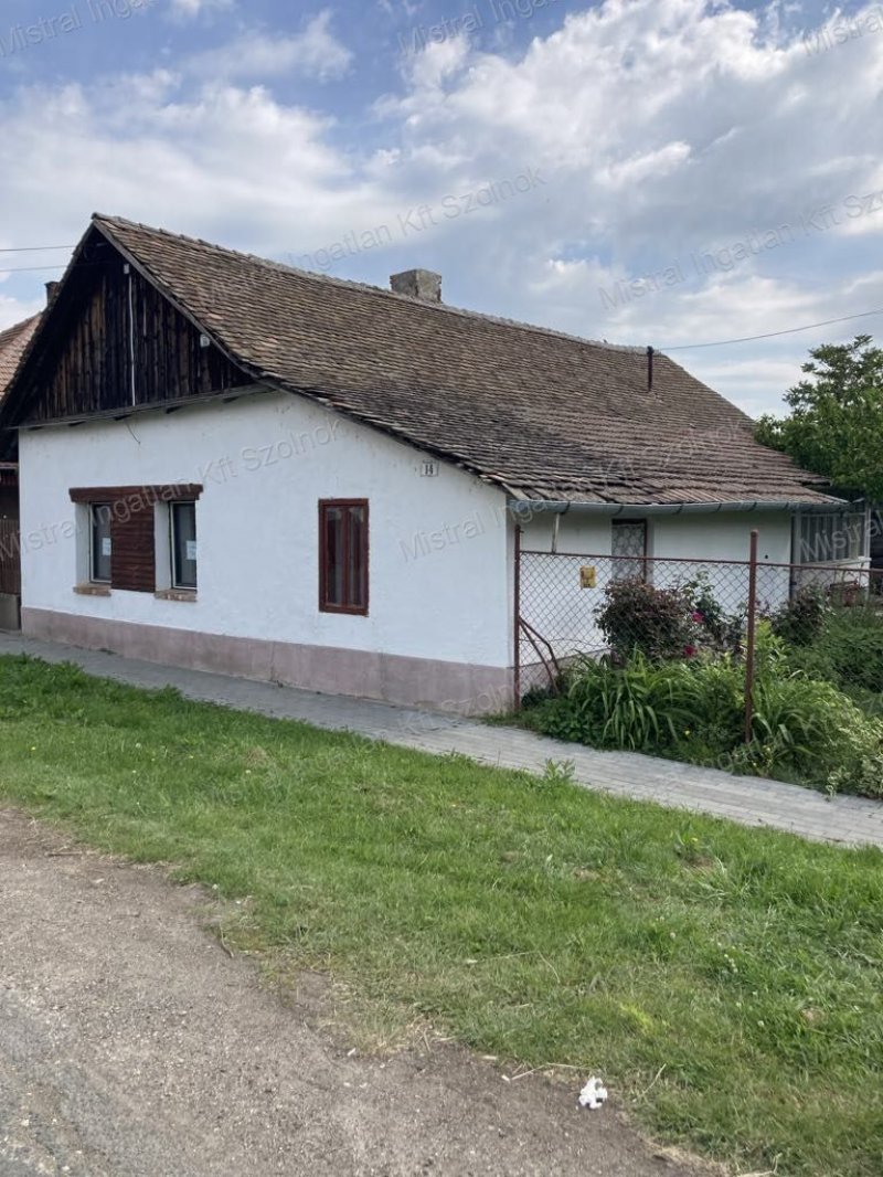 Eladó Kőtelken egy 78 nm-s két szoba nappalis családi ház