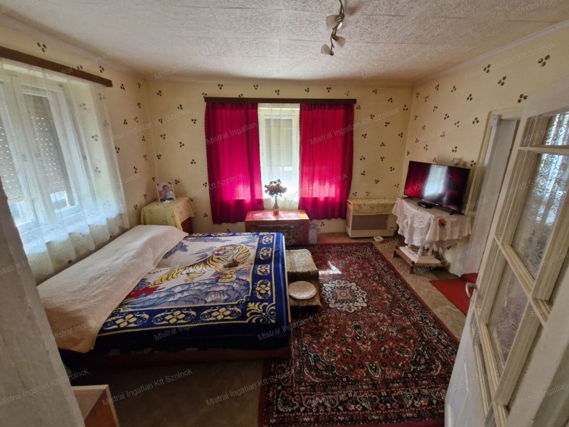 Tiszajenőn eladó egy 80 m2-es 3 szobás családi ház !