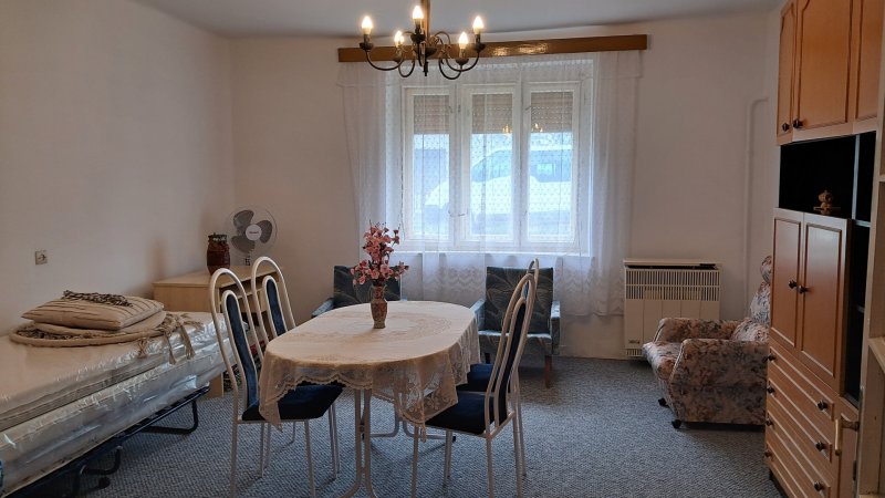 ELADÓ PARASZTHÁZ TISZATENYŐN