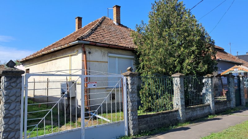SZOLNOKON CSALÁDI HÁZ ELADÓ
