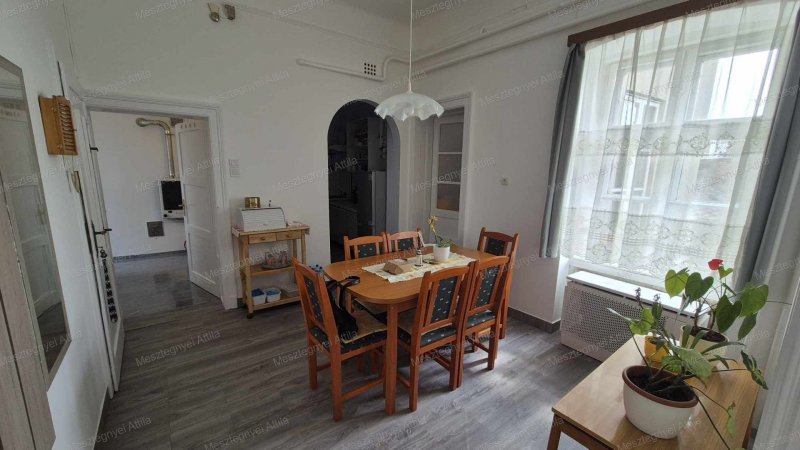 Sopronban, a Magyar utcában eladó tágas, 67 m²-es, 2+1 szobás lakás egy barátságos társasházban!