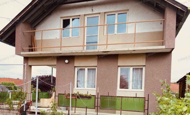 Szigetszentmiklóson azonnal költözhető ,három szobás,tetőteres ház ,két garázzsal kiváló áron !