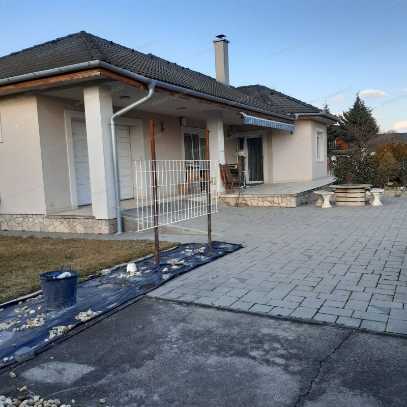 Dunavarsány közkedvelt részén,igényes,öt szobás,önálló,extrákkal felszerelt családi ház,garázzsal!