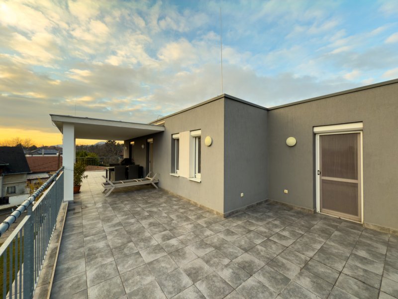 4 szobás penthouse lakás 64 m²-es panorámás terasszal