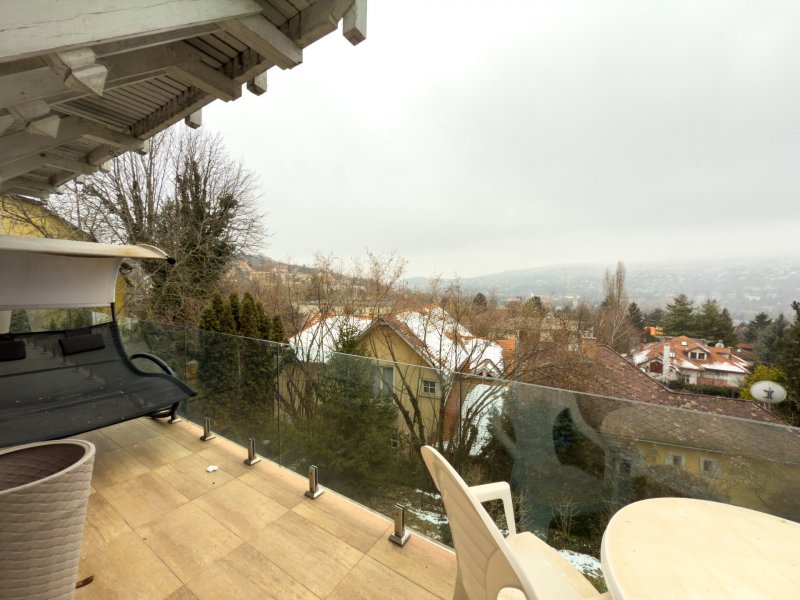 Eladó napfényes, panorámás lakás a II. kerület zöldövezetében!