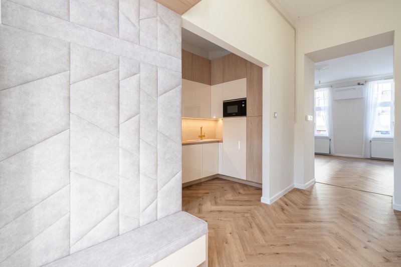 A Várhegy csendes szegletében, gyönyörűen felújított házban, emeleti, remek elrendezésű, frissen renovált lakás