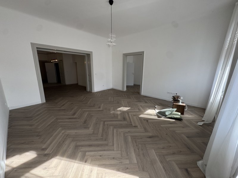 Eladó frissen felújított lakás az első kerületben.