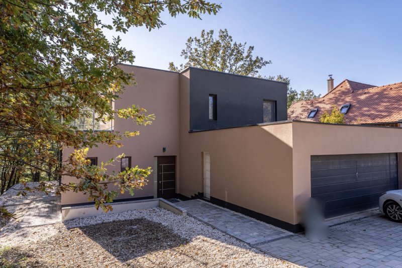Erdőszéli panorámás otthon eladó Nagykovácsiban 