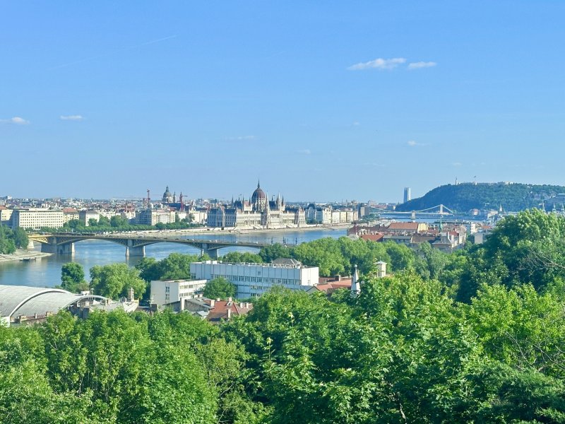 Panorámás, kétszintes erkélyes lakás a II. kerület zöld szívében, a Margit-szigettől a Gellért-hegyig.