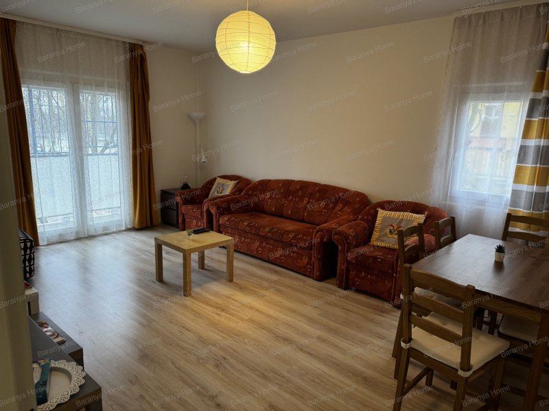 Eladó 2 szobás, uránvárosi panel lakás!