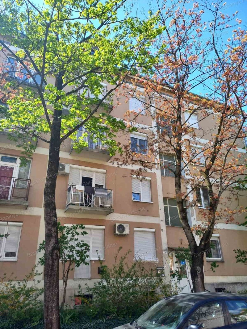 Eladó uránvárosi, erkélyes garzonlakás!