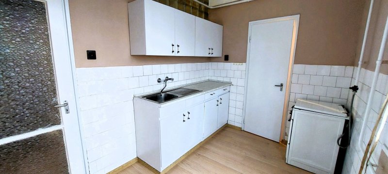 Békésen vízparti, 2 szobás, erkélyes téglalakás eladó!
