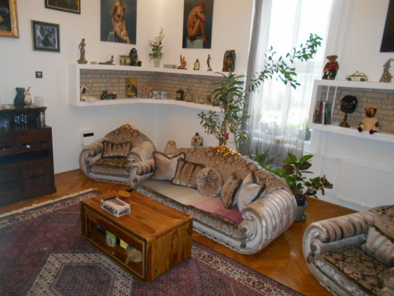 Pécs Belváros kiemelten frekventált helyén tágas, kifinomult eleganciával kialakított 3 szobás + galériás lakás eladó!