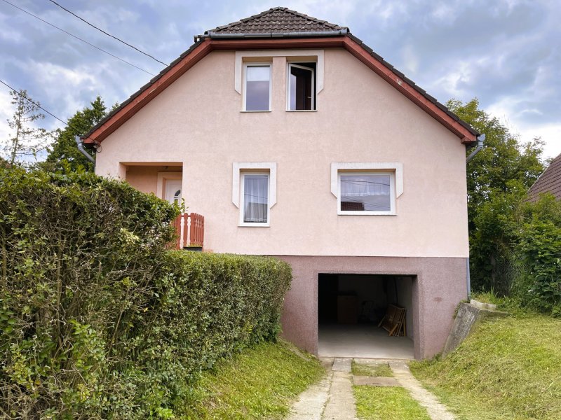 Kaposváron, nívós környezetben, gyönyörű panorámás családi ház eladó!