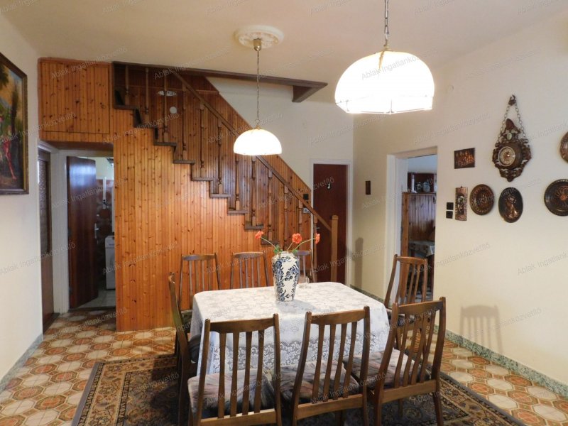 Kecskemét, Rendőrfaluban 463m2-es telken, 3szintes, 5 szobás családi ház, karbantartott állapotban eladó.
