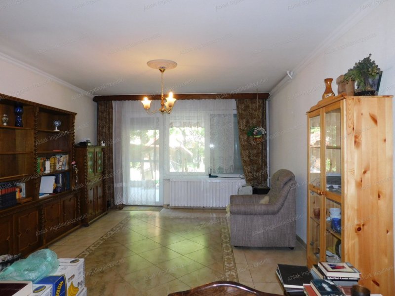 Kecskemét, Hunyadivárosban, 300m2-es telken, részben felújított, színteltolásos, 4 szobás sorház eladó.