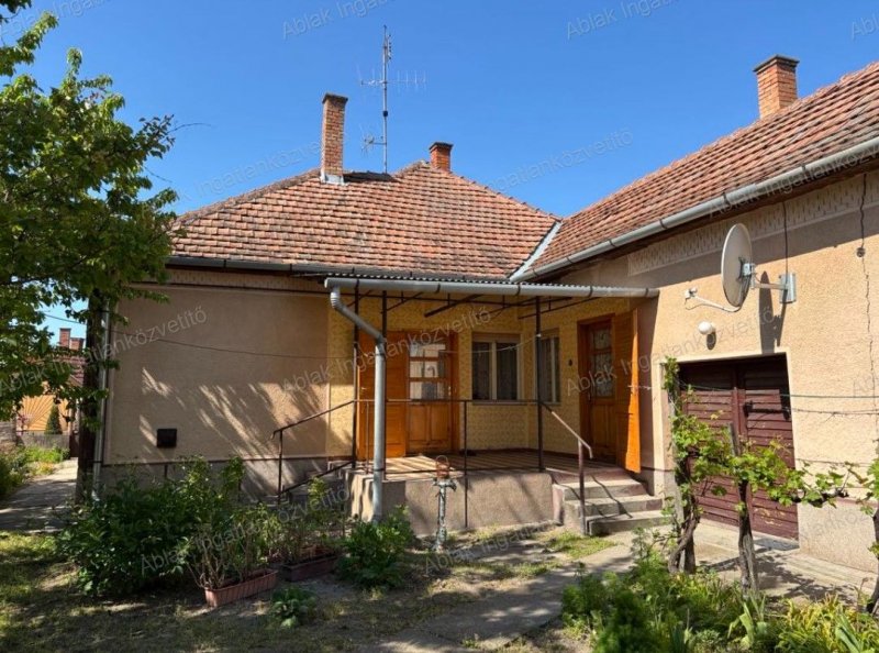Soltszentimrén 3 szoba-étkezős, nagy konyhás, összkömfortos családi ház, több melléképülettel eladó.