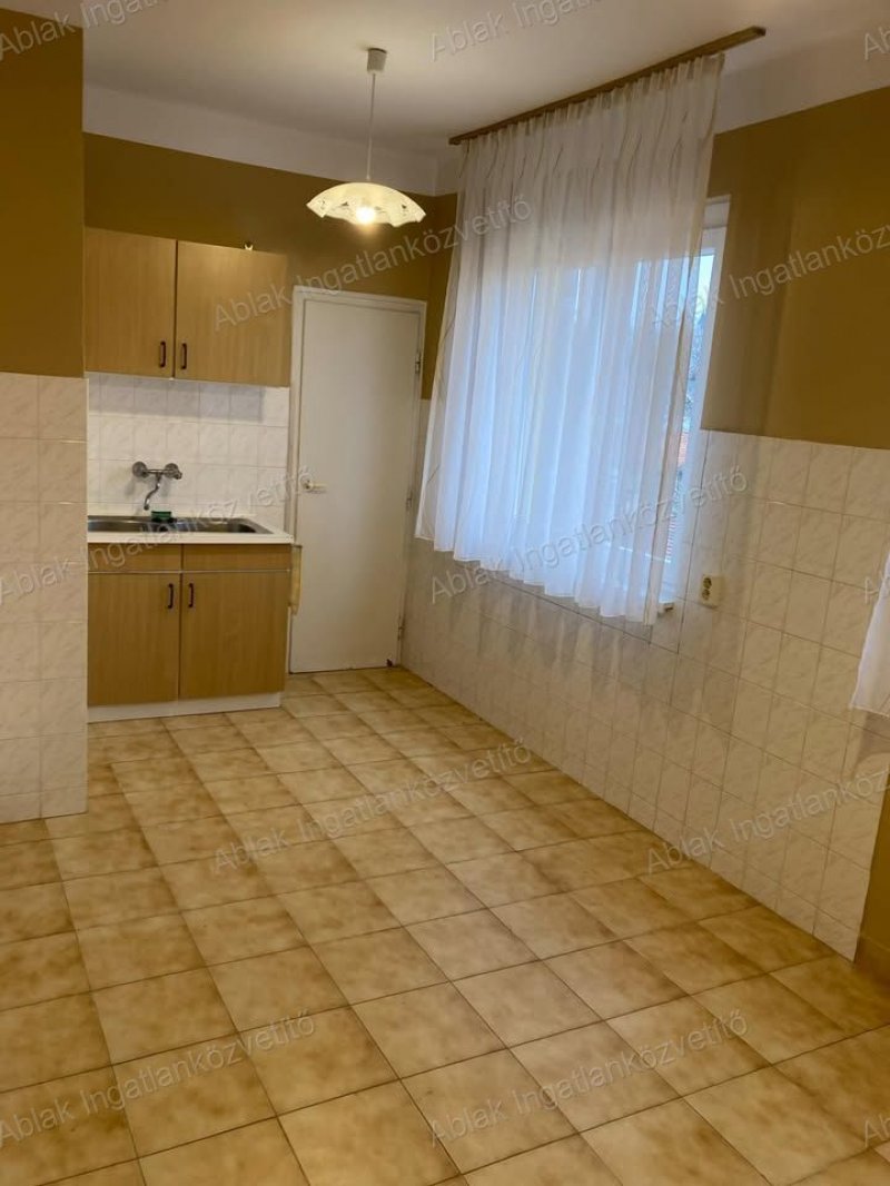 Kecskeméten,belvárosában, tégla építésű, 2. emeleti , 70m2-es, erkélyes, církós lakás eladó!