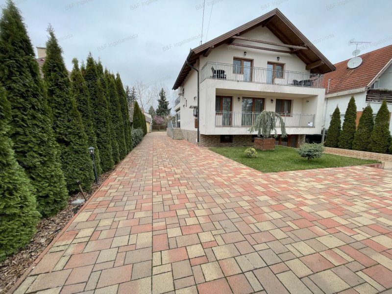 Hajdúszoboszlón 11 apartmanos  kitűnő állapotú panzió