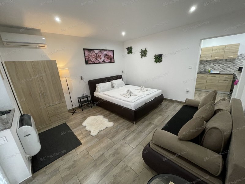 Hajdúszoboszlón 3 apartmanból álló ház
