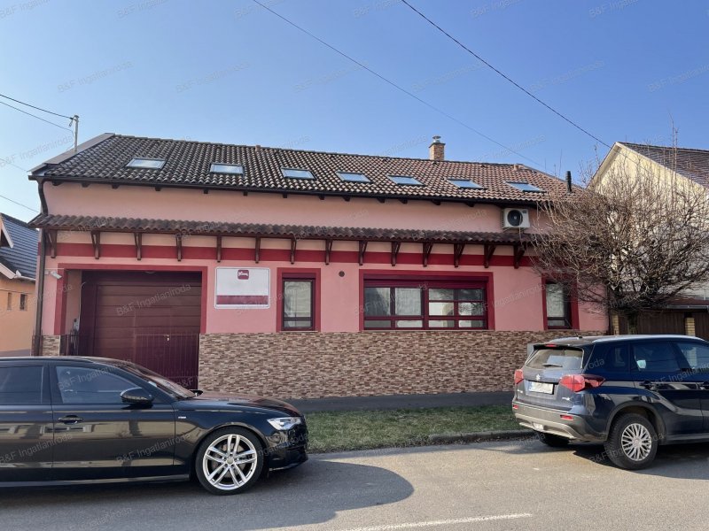 Újszerű családi ház 3 db különálló apartmannal a felsőszinten 