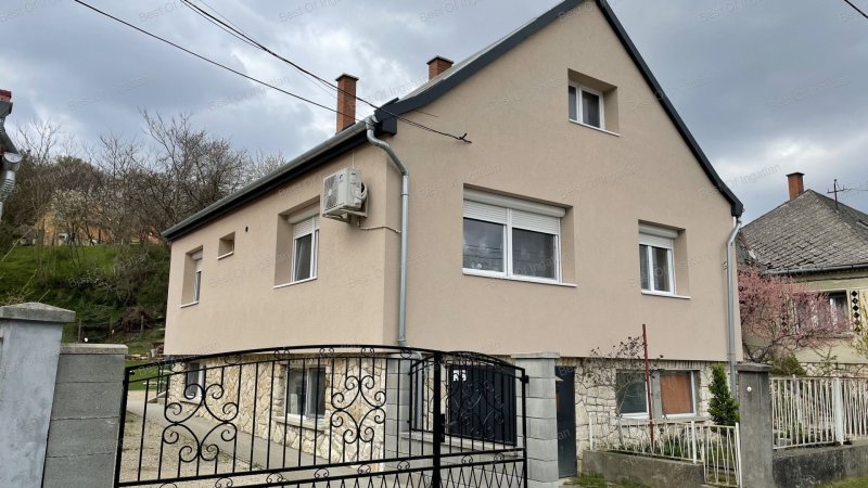 Ravazdon nappali + 3 szobás napelemes családi ház, szuterén szinttel, garázzsal eladó!