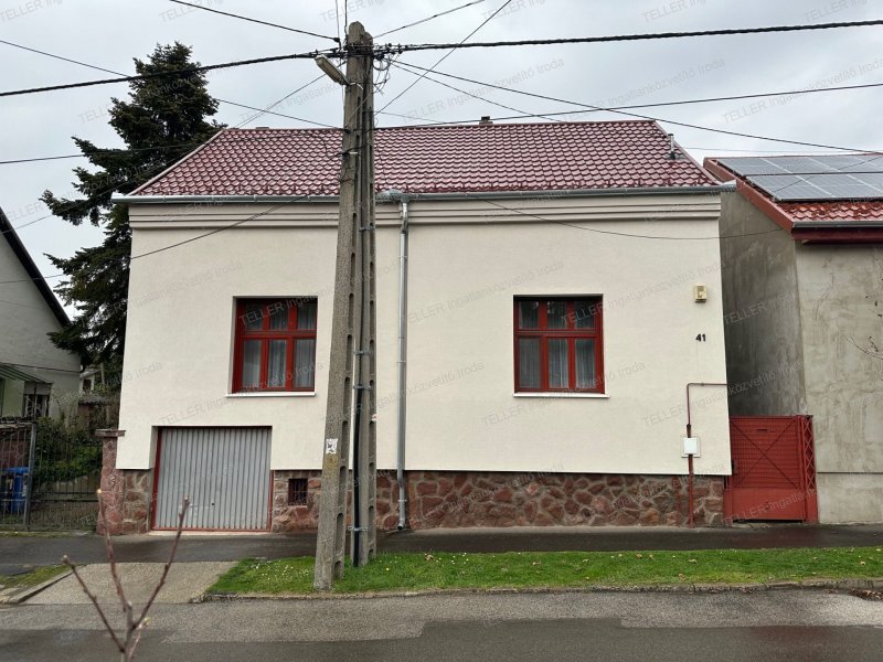 ELADÓ 2,5 SZOBÁS CSALÁDI HÁZ A DONNERI TETŐN