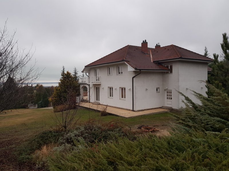 Örökpanorámás többgenerációs családi ház Vonyarcvashegyen.