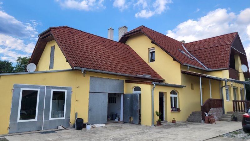 Szakonyban 2 generációs családi ház eladó.