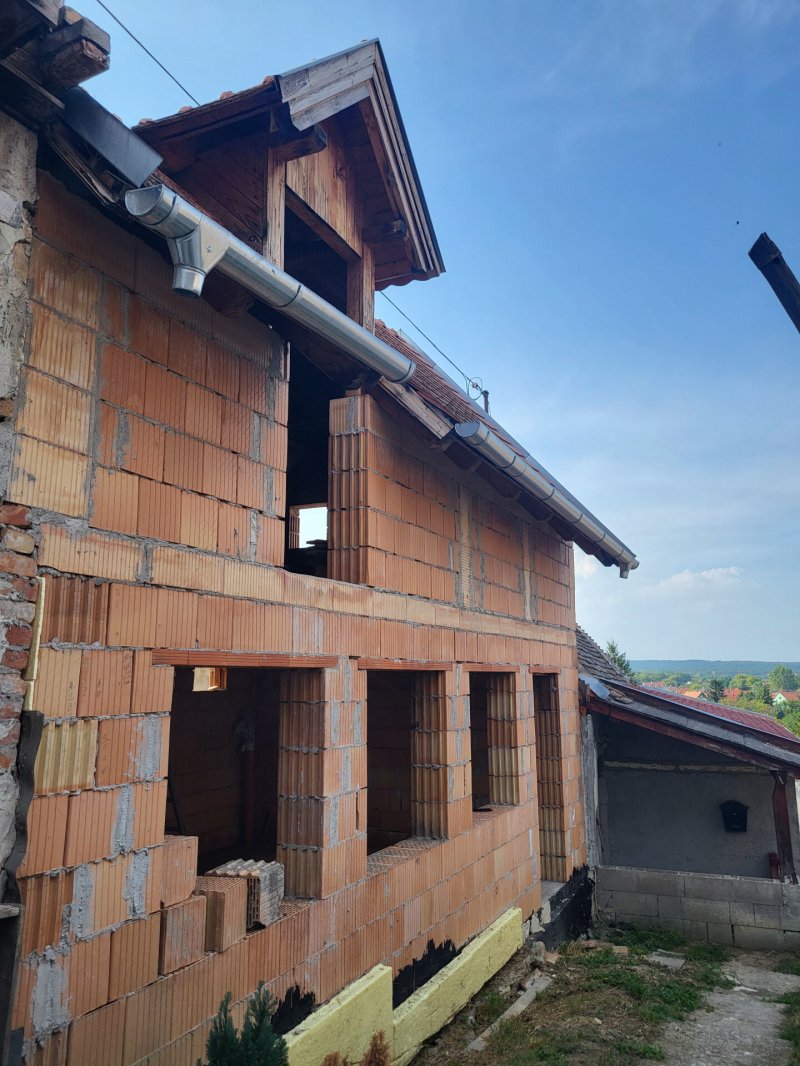 Befejezésre váró házrész eladó Ágfalván.
