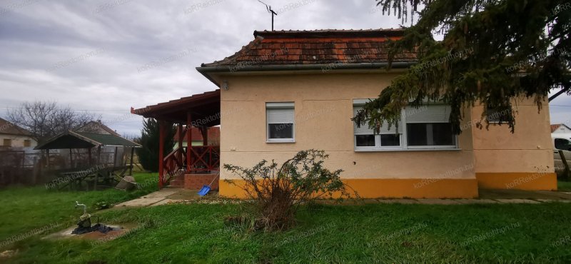 Alattyánon 2 szoba + nappalis kocka típusú családi ház ELADÓ!